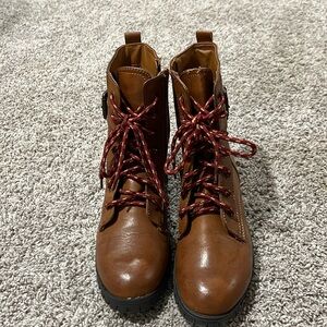 Women’s SO Brown boots Size 9 1/2 EUC Laces and Side Zipper closure